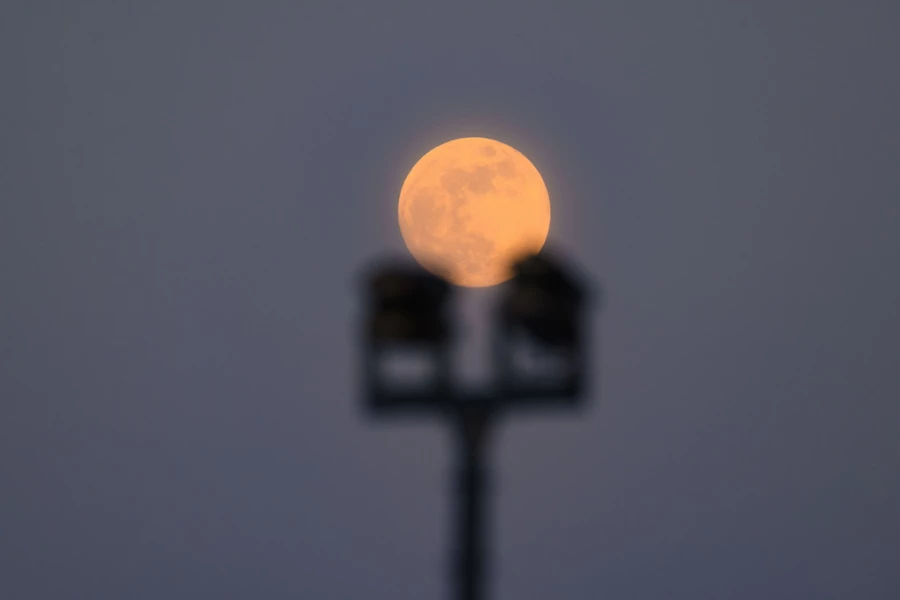 Барнаульцы увидели кровавую Луну до полного затмения 13 марта.