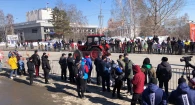 Соревнования трактористов в центре Барнаула.