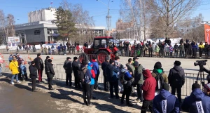 Соревнования трактористов в центре Барнаула.