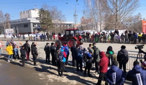 Соревнования трактористов в центре Барнаула.