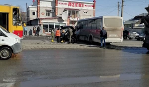 Около кафе в Барнауле произошло ДТП с автобусом