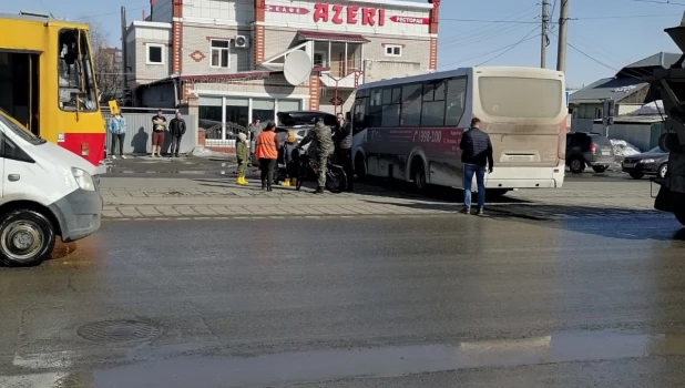 Около кафе в Барнауле произошло ДТП с автобусом