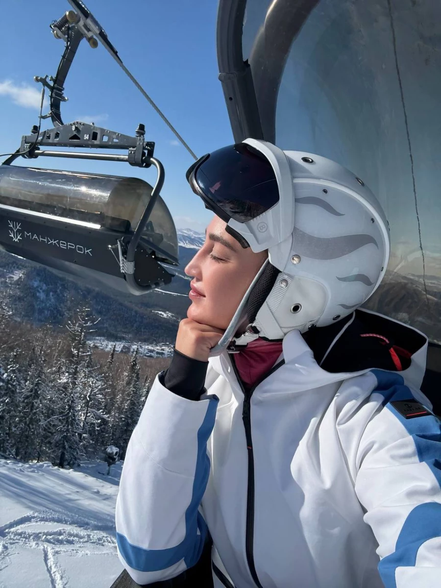 Бузова красиво закрыла горнолыжный сезон на Алтае