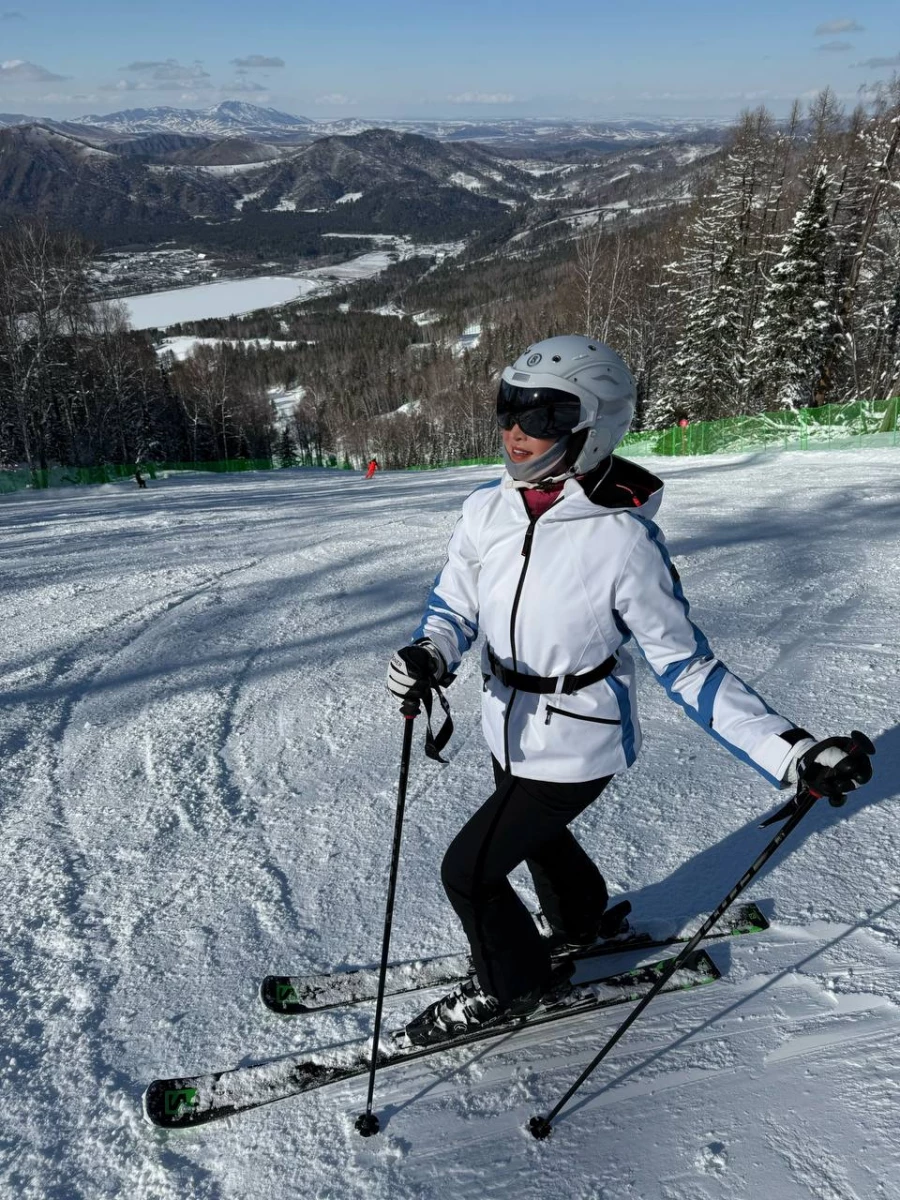 Бузова красиво закрыла горнолыжный сезон на Алтае