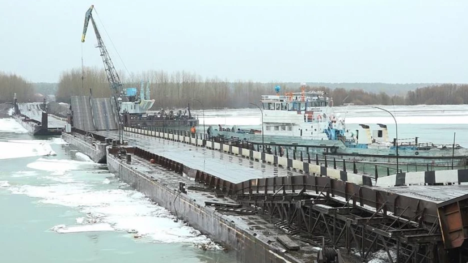 Понтонный мост в Бийске закрыли для движения транспорта.