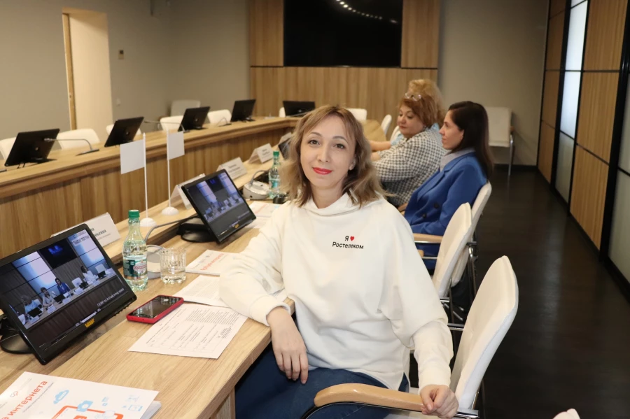 Отделение СФР по Алтайскому краю и компания «Ростелеком» представили активистам центров общения старшего поколения новый учебный курс «Основы работы в нейросетях».