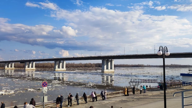 В Барнауле начался долгожданный ледоход. 