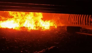 Оценка равномерности подачи топлива и высоты слоя. Цвет пламени — важный показатель полноты сгорания.