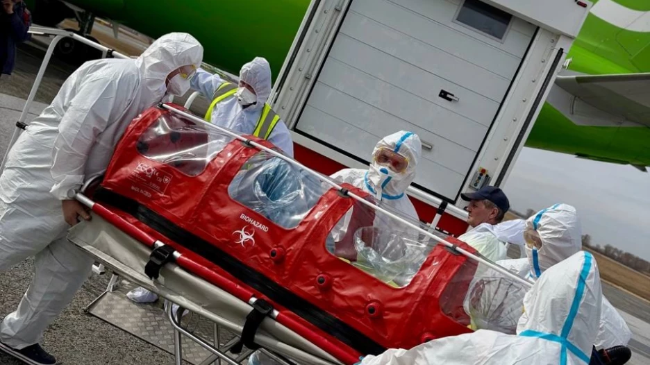 Медики в защитных костюмах встретили пассажирский лайнер.