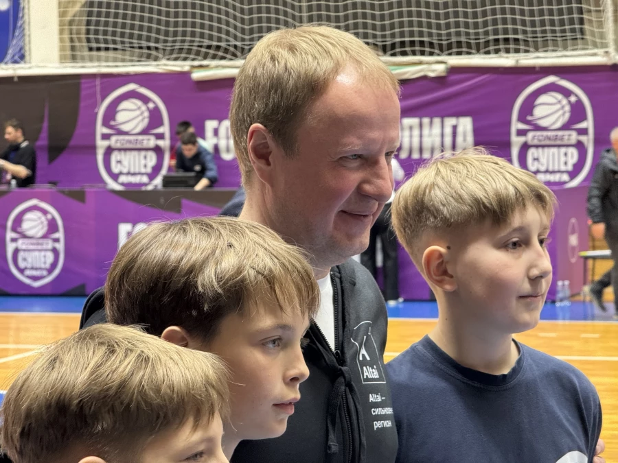 Виктор Томенко на встрече болельщиков с командой БК «Барнаул»