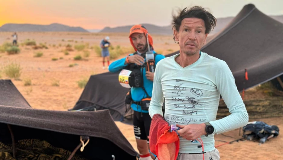 Бывший футболист сборной России Смертин пробежал марафон в 252 км в Сахаре. 
