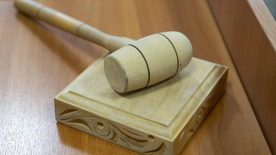 Суд. Молоток судьи. Судебный процесс.