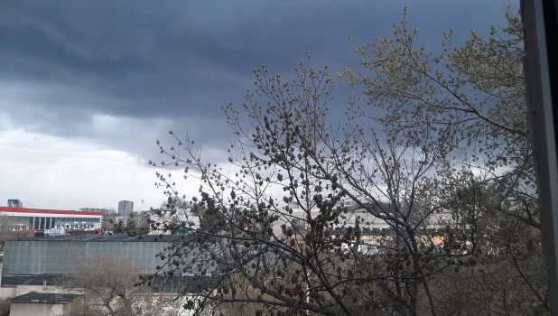 Дождевая туча в Барнауле.