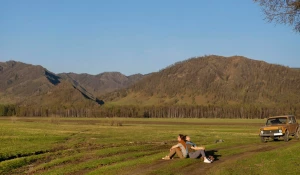 Поле, машина, два человека.