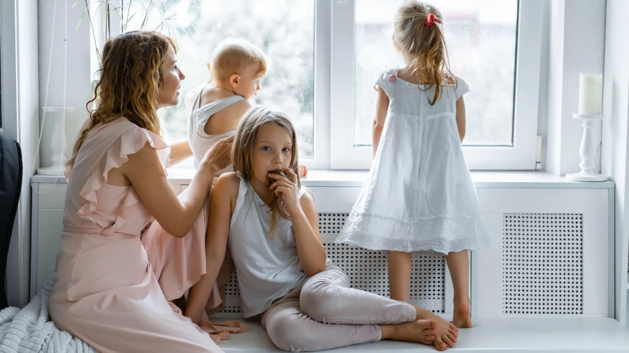 Женщина с детьми.