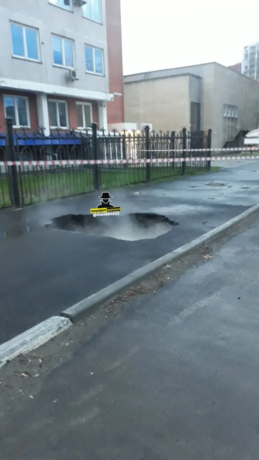 Барнаульцы жалуются на яму на пешеходной дорожке Барнаульцы жалуются на яму на пешеходной дорожке