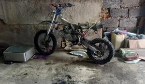 Парень ремонтировал мотоцикл, как он внезапно загорелся