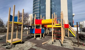 В Барнауле приступили к монтажу детской площадки на пересечении пр. Красноармейского и ул. Партизанской.