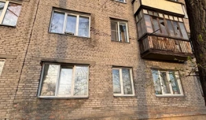 В Бийске маленький ребенок выпал из окна.