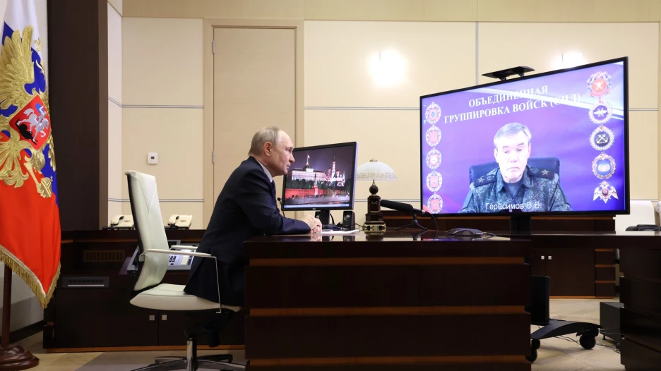 Путин заслушал доклад начальника Генштаба ВС РФ Валерия Герасимова .