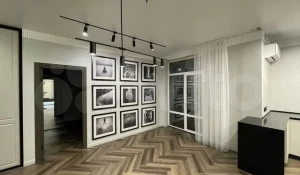 Черно-белую квартиру с дизайном от уважаемой студии продают в Барнауле за 12,5 млн рублей.