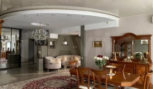 Квартира с жуткой средневековой кроватью продается в Барнауле за 21 млн рублей