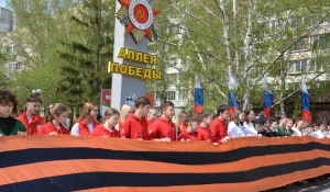 80-метровую Георгиевскую ленту пронесли по Аллее Победы.