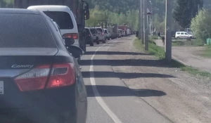 Огромная пробка образовалась на пути в Горный Алтай