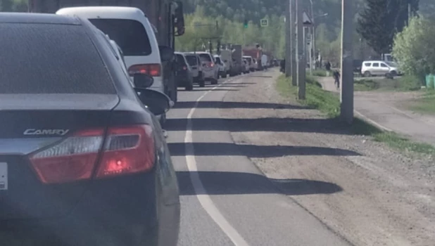 Огромная пробка образовалась на пути в Горный Алтай