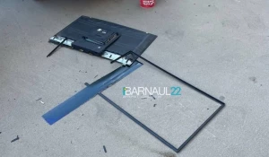 Телевизор чуть не упал на ребенка.