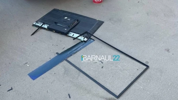 Телевизор чуть не упал на ребенка.