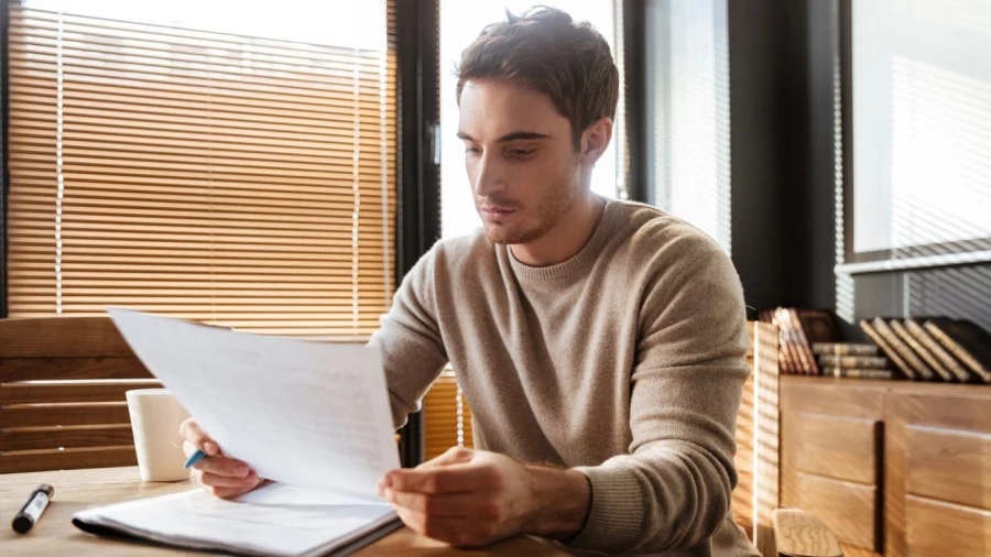 Мужчина изучает документы.