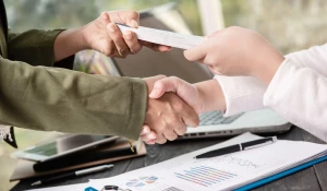 Рукопожатие. Передача денег.