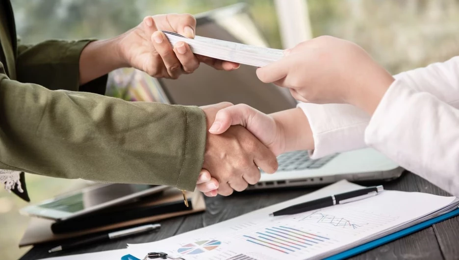 Рукопожатие. Передача денег.