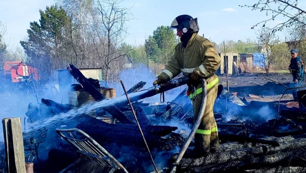 Сгорели домики в садоводстве под Барнаулом