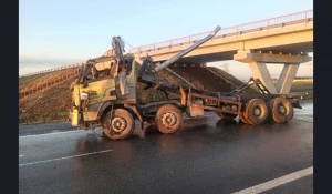 Под Новосибирском грузовик с поднятым кузовом протаранил путепровод.