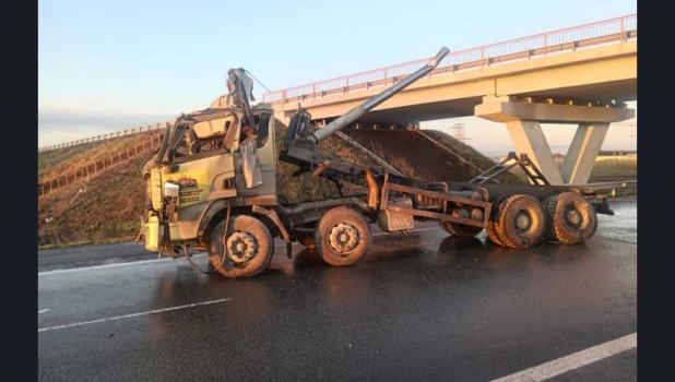 Под Новосибирском грузовик с поднятым кузовом протаранил путепровод.
