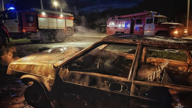 Загорелся автомобиль в поселку Центральный в Барнауле