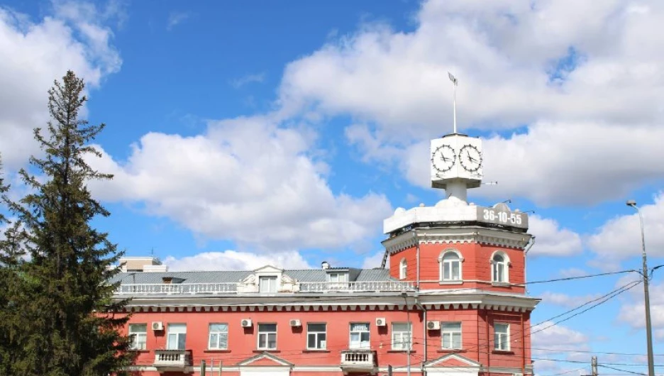 В Барнауле отремонтировали часы на пр. Строителей.