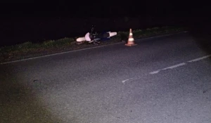 На трассе «Новокалманка — Смоленское» опрокинулся мотоцикл.