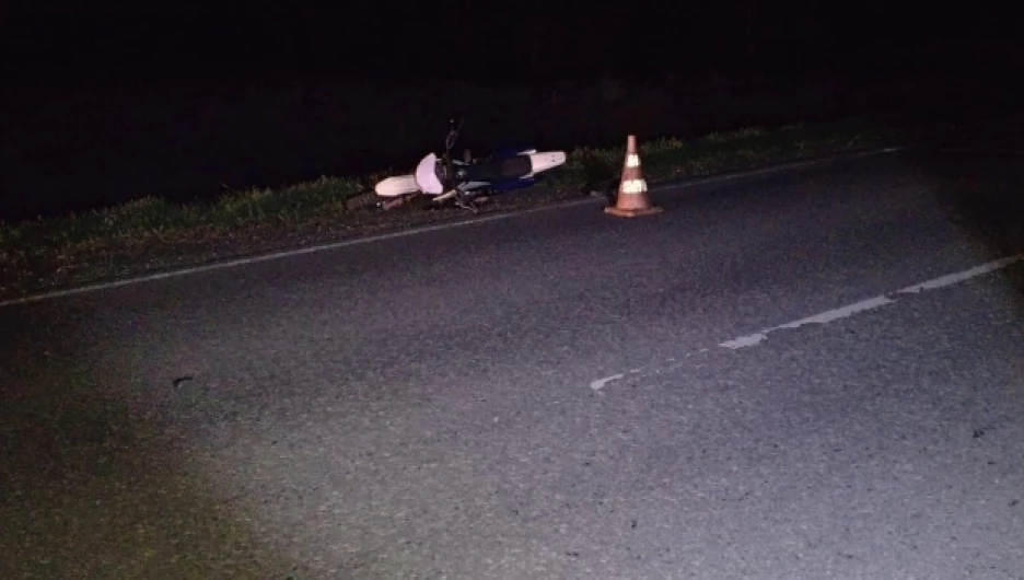 На трассе «Новокалманка — Смоленское» опрокинулся мотоцикл.