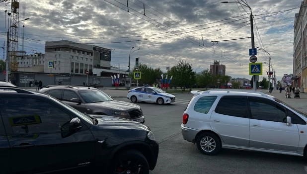 Перекрыли движение у площади Сахарова и проспект Ленина.