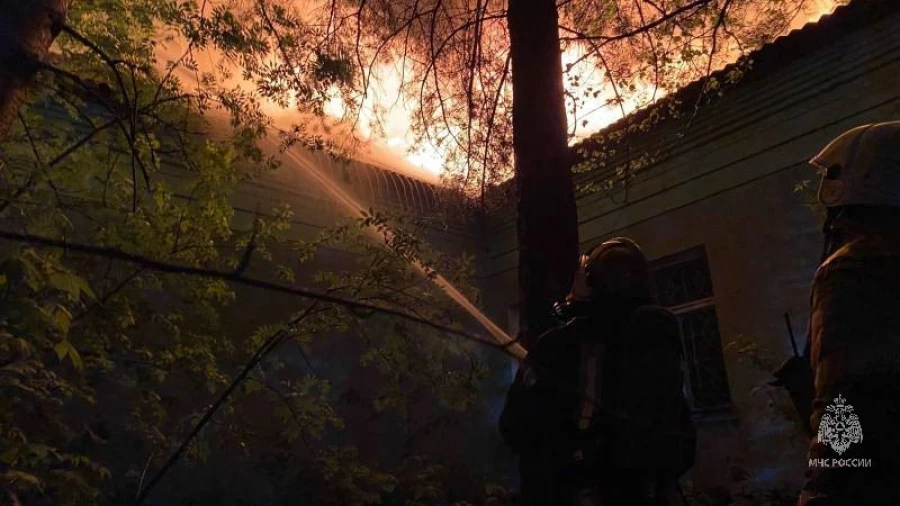 Загорелась заброшенное здание в Барнауле