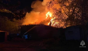 Загорелась заброшенное здание в Барнауле