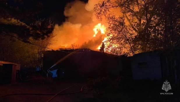 Загорелась заброшенное здание в Барнауле