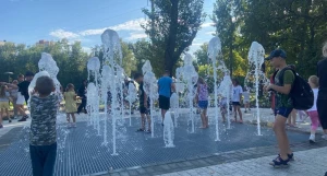 Пешеходный фонтан в парке «Изумрудный»