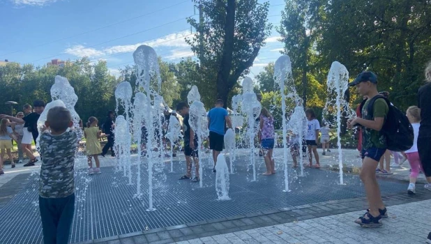 Пешеходный фонтан в парке «Изумрудный»