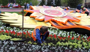 Завершается благоустройство клумб на Мемориале Славы