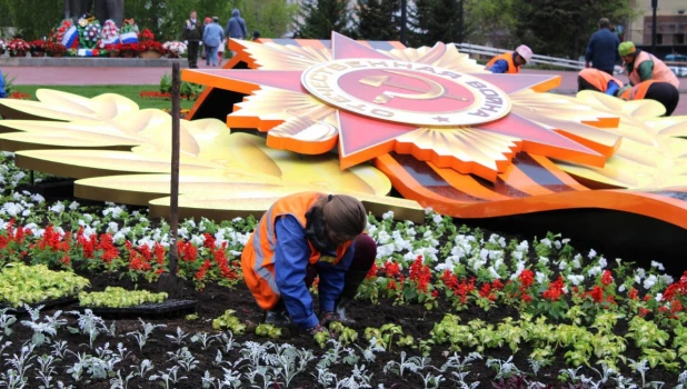 Завершается благоустройство клумб на Мемориале Славы