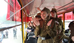 «Трамвай Победы» проехал по улицам Барнаула